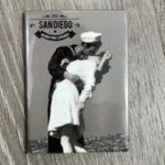 MGV2 6045 SAILER AND NURSE KISSING L PHOTO MAGNET