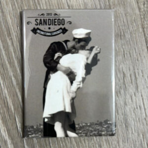 MGV2 6045 SAILER AND NURSE KISSING L PHOTO MAGNET