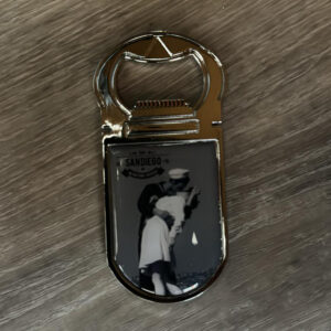 CAL 4593 KISSING BOTTLE OPENER L METAL MAGNET