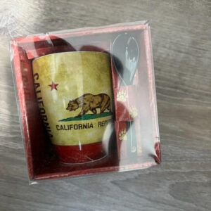MUG-2740 SD DISTRESSED CA FLAG MUG WITH SPOON /BOX